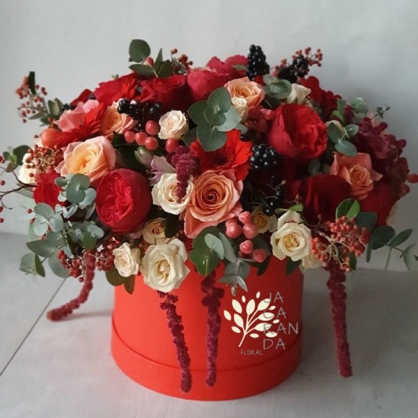 Flores rojas en sombrerera XL