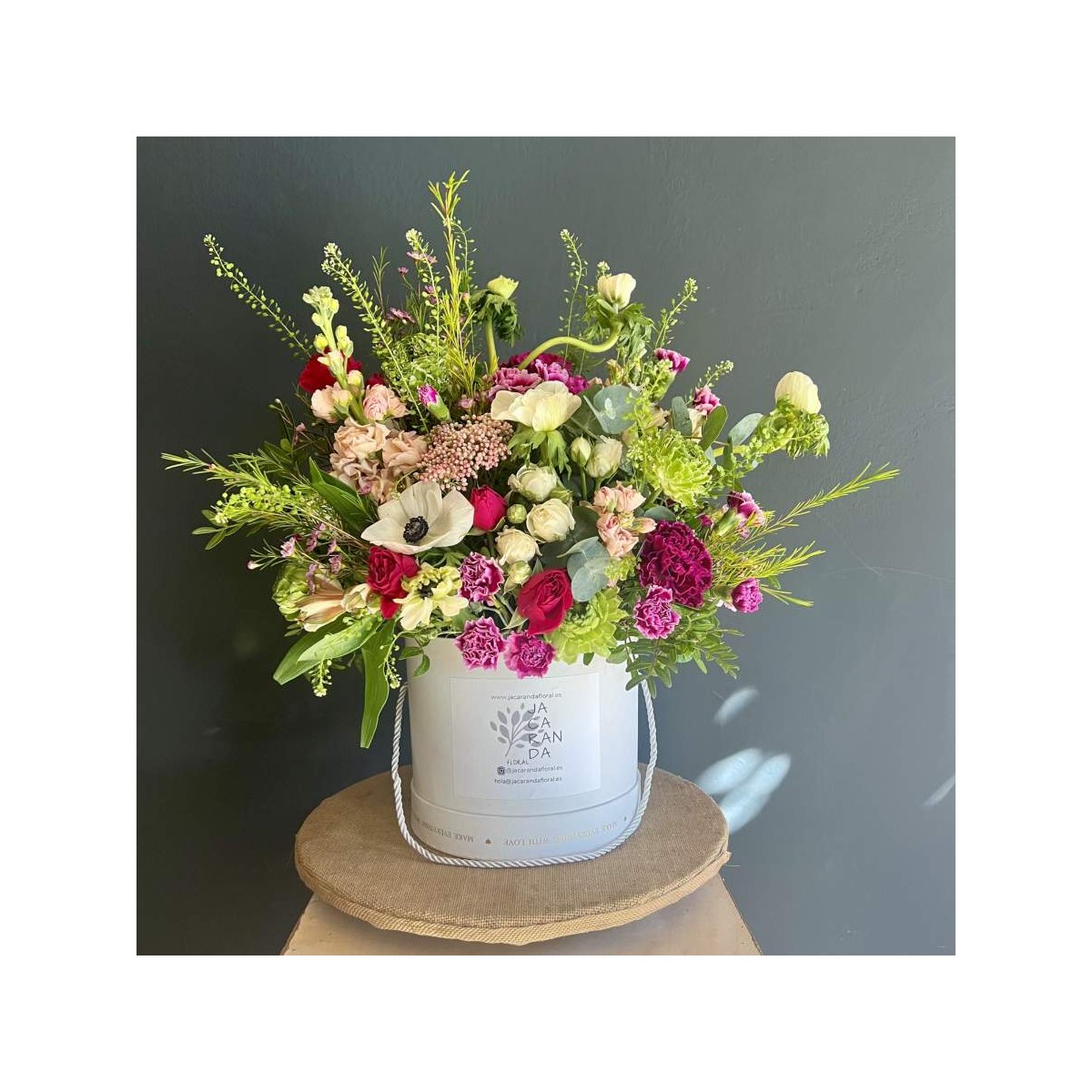 Flores alegres en sombrerera grande