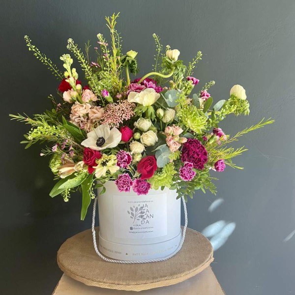 Flores alegres en sombrerera grande