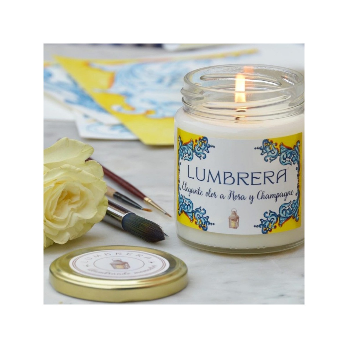 Flores alegres en sombrerera