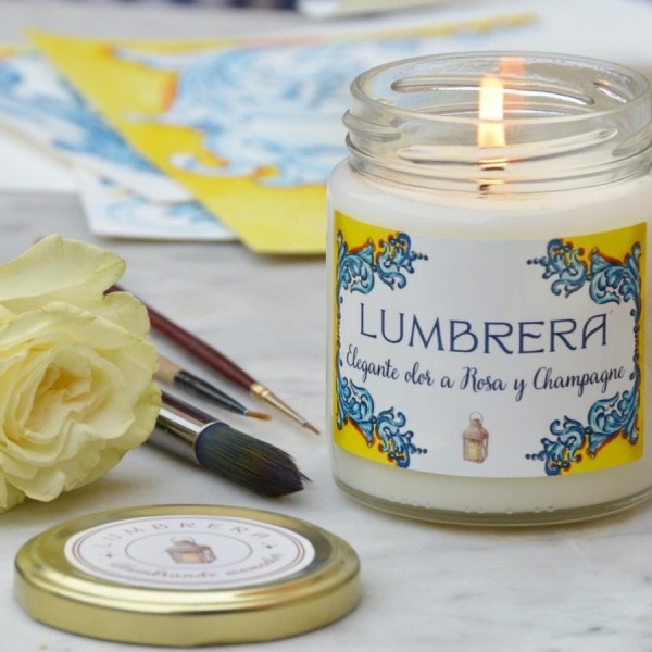 Flores alegres en sombrerera