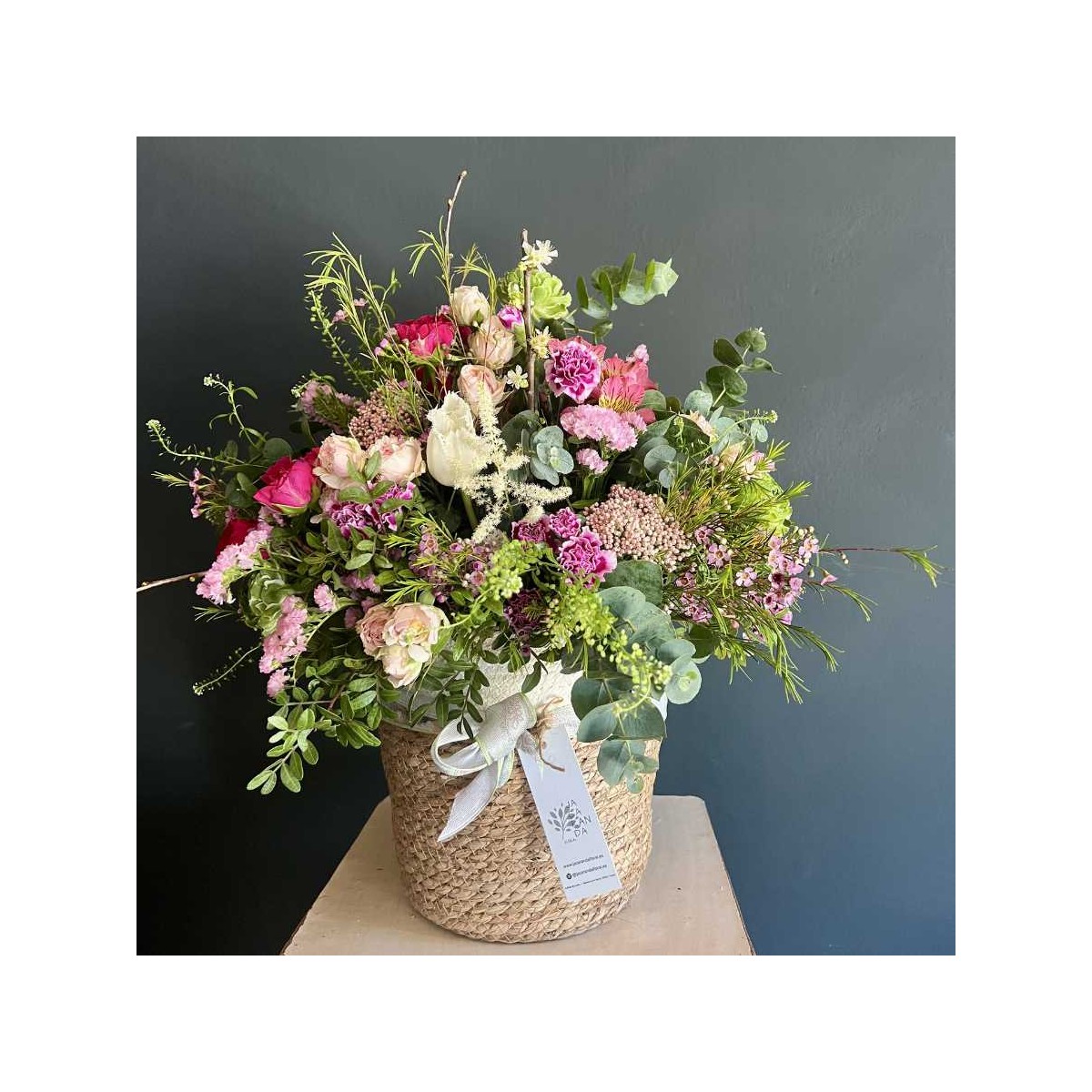 Cesto de flores variadas