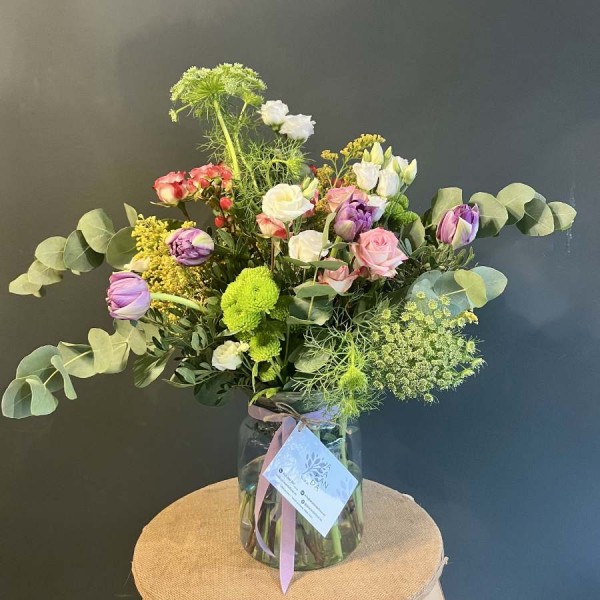 Ramo de flores variadas en jarrón