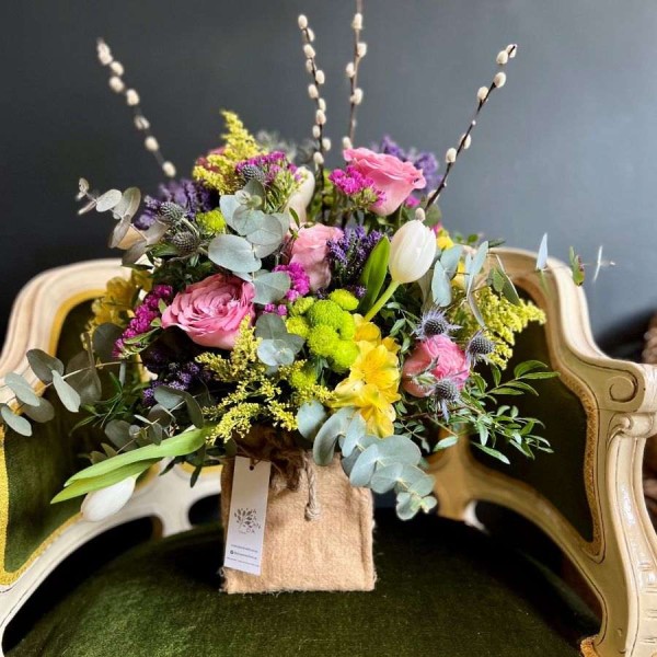 Flores alegres en saco de yute