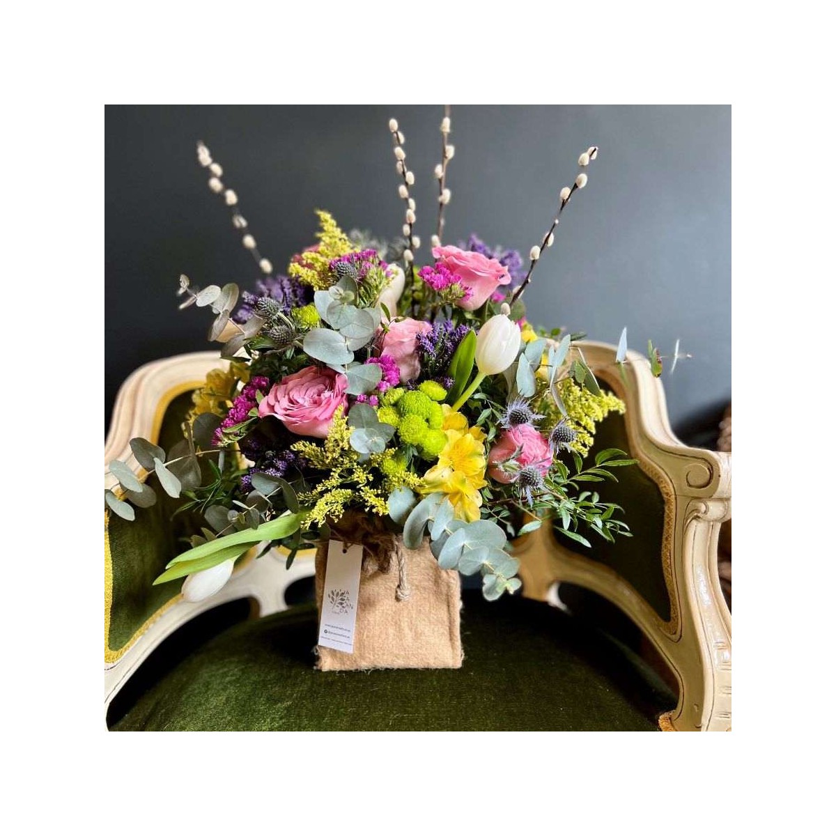 Flores alegres en saco de yute