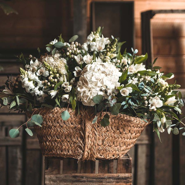Capazo esparto flores blancas