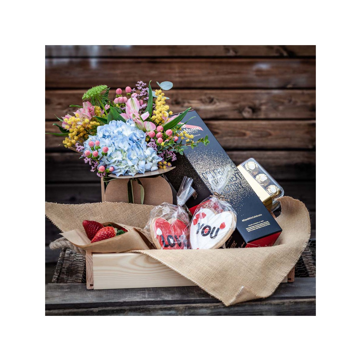 Caja desayuno con flores y champán