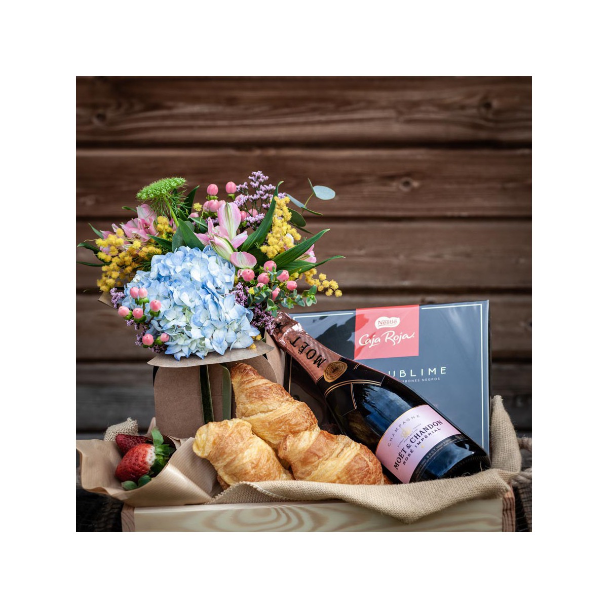 Caja desayuno en pareja con flores