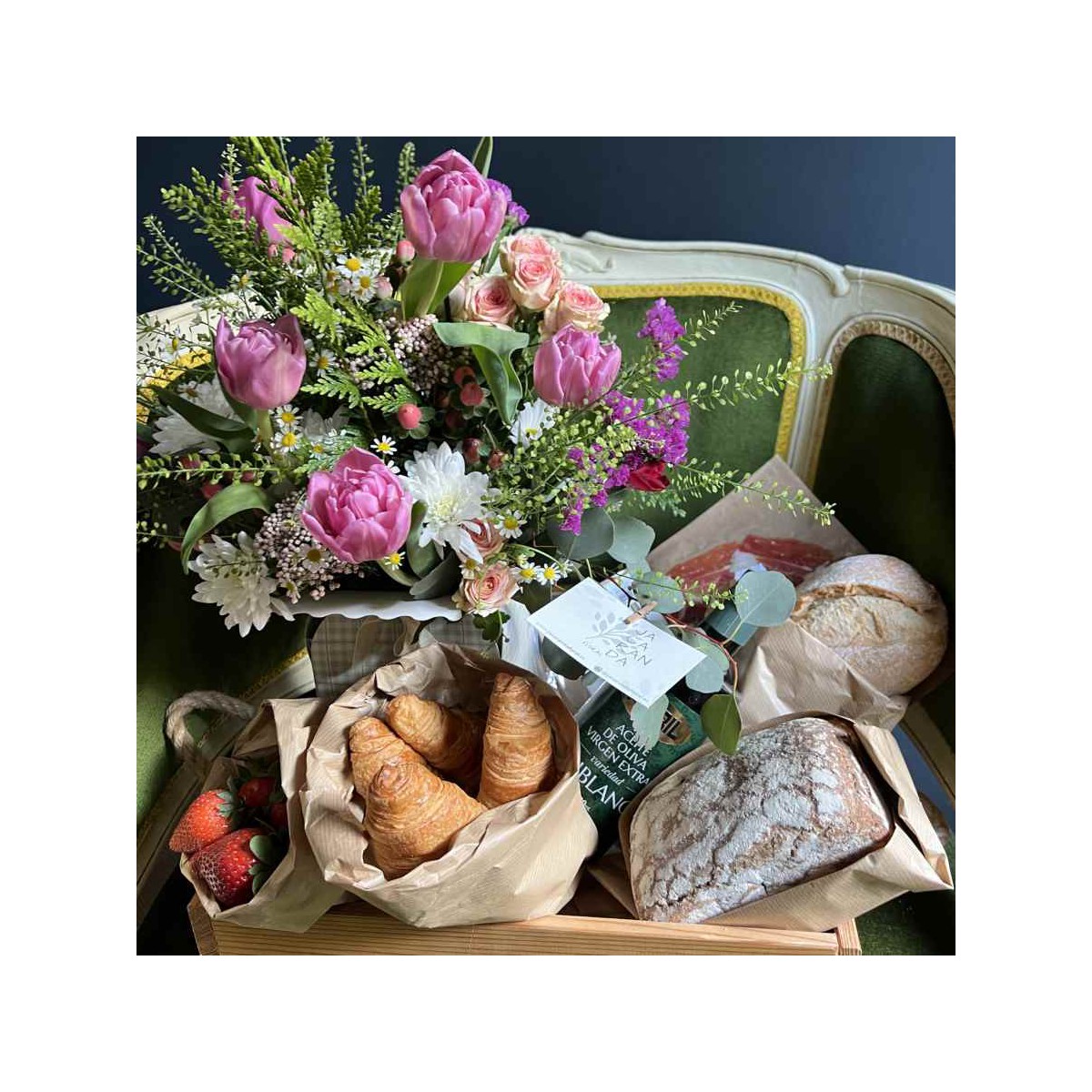 Caja desayuno romántico con flores