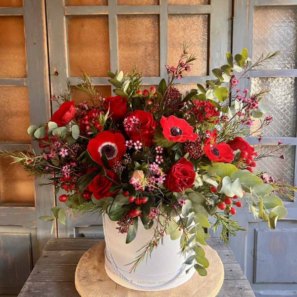 Flores rojas en sombrerera grande