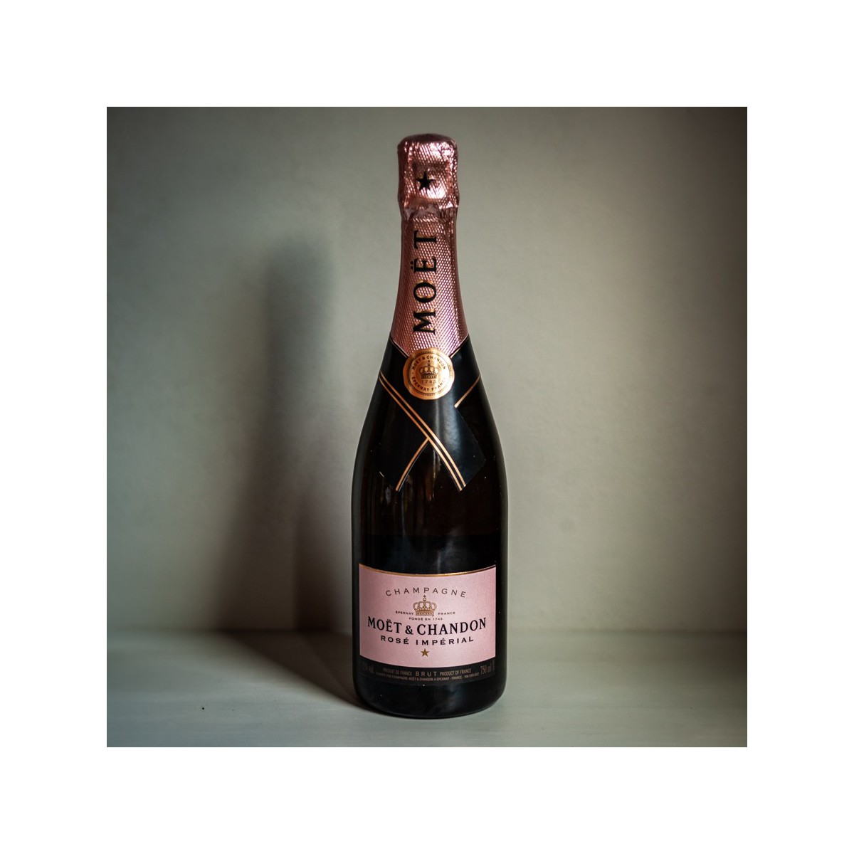 Flores alegres en sombrerera