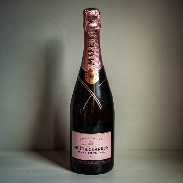 Flores alegres en sombrerera