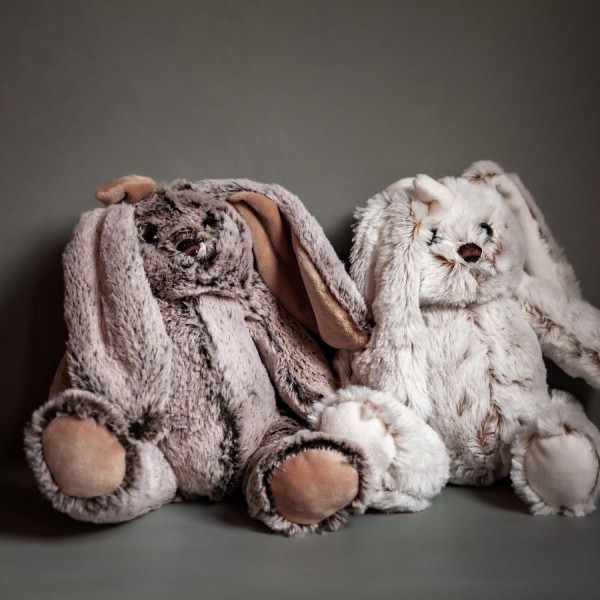 Flores alegres en sombrerera