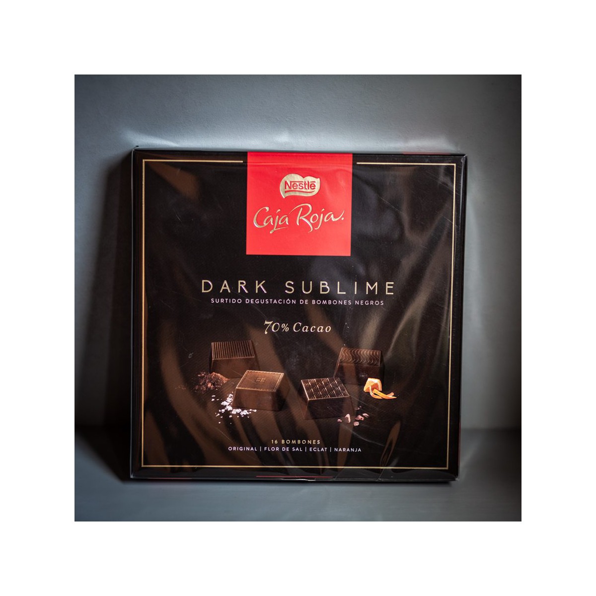 Flores alegres en sombrerera