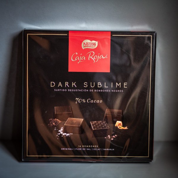 Flores alegres en sombrerera