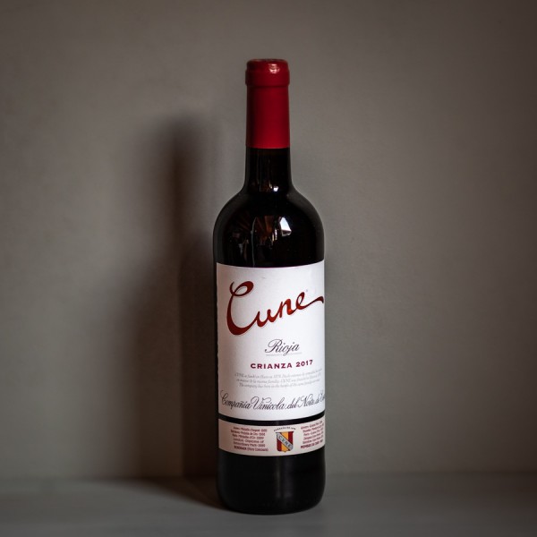 Flores alegres en sombrerera