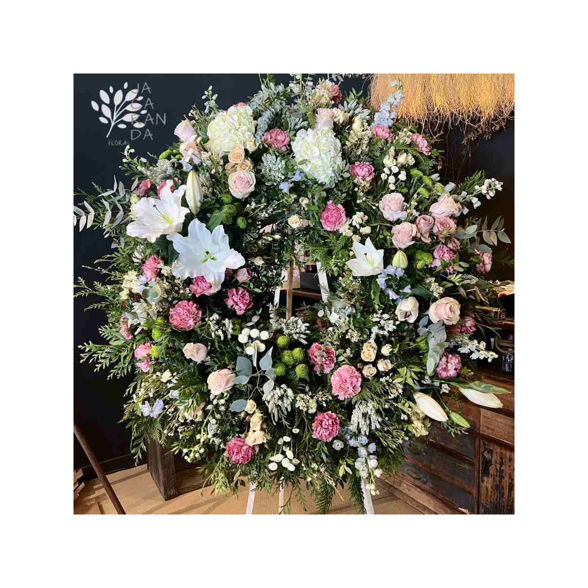 Corona funeraria con flores especiales