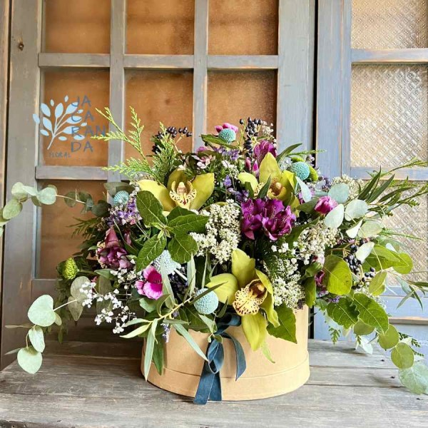 Flores colores intensos en sombrerera