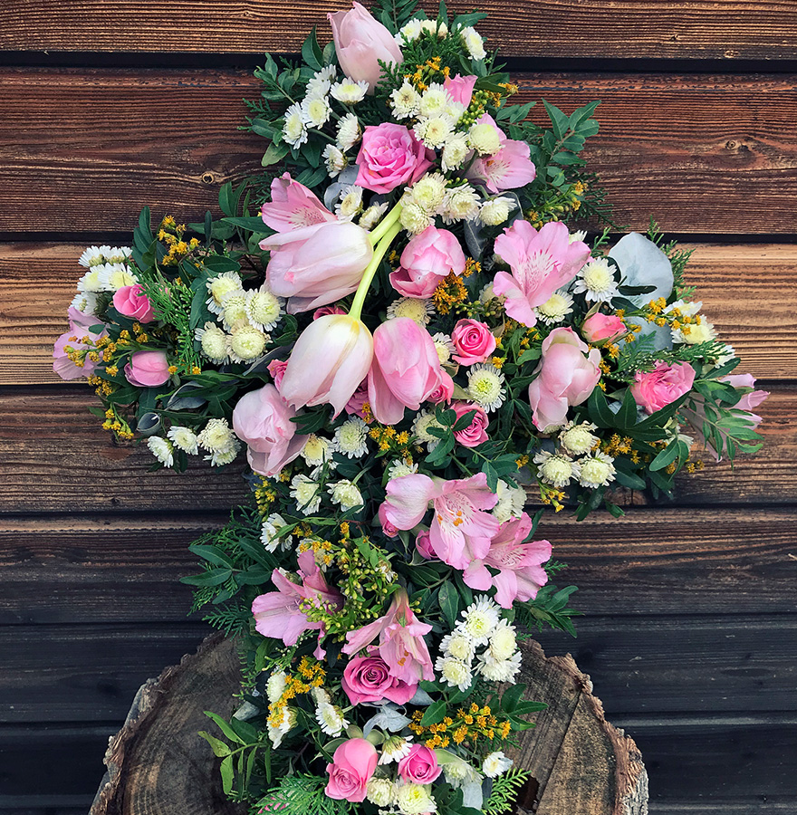 Cruz funeraria flores rosas y blancas